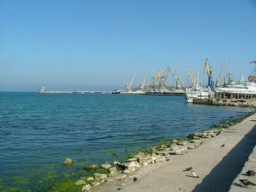 Вид на Феодосийский порт и маяк на мысе Ильи