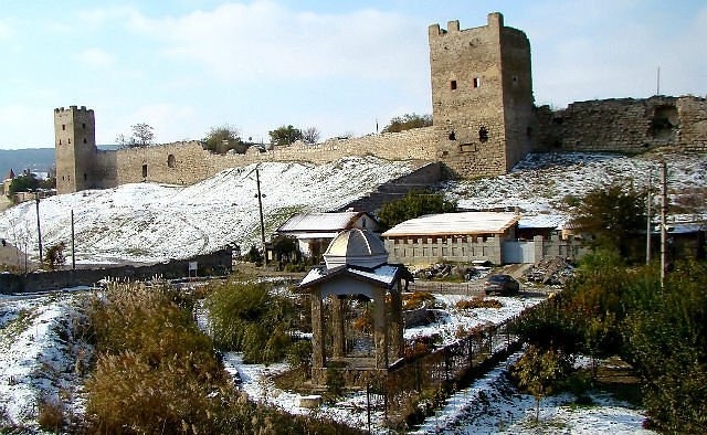 Феодосия зимой – вид на Генуэзскую крепость и церковь