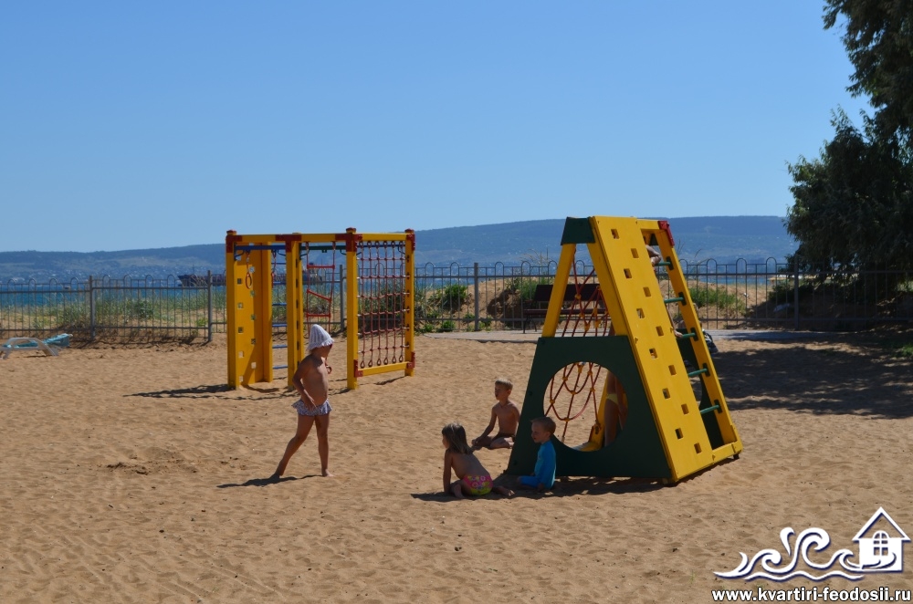 Детские качели на Золотом Пляже