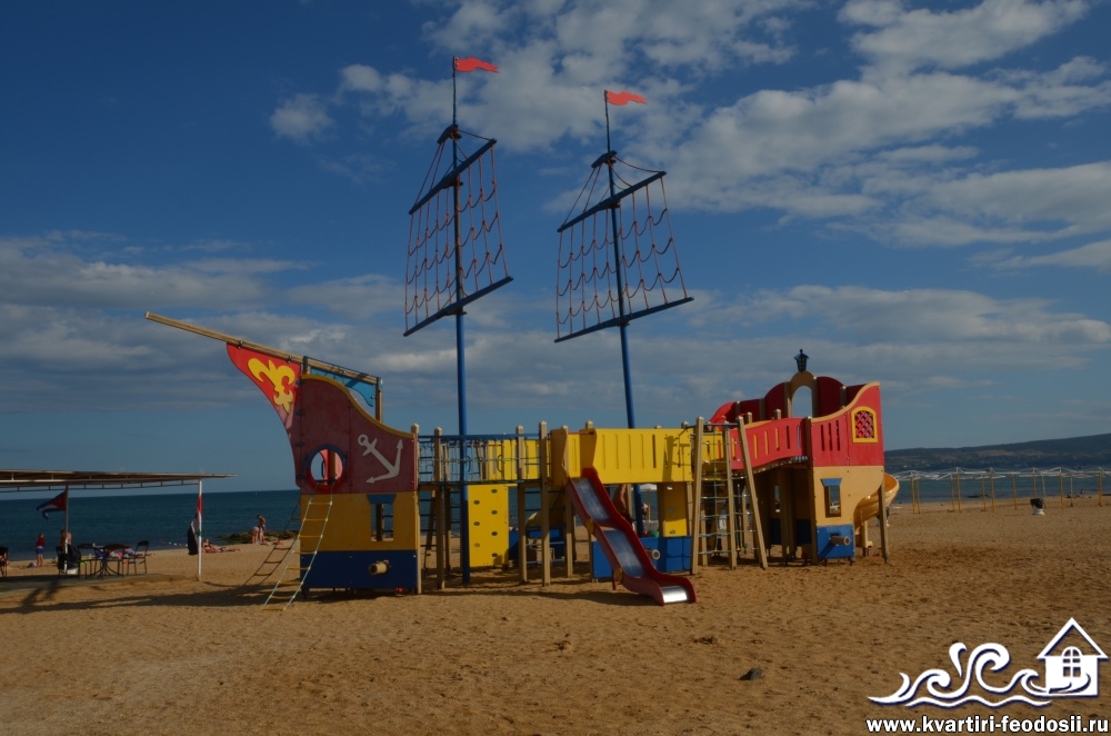 Пиратский корабль для детей на пляже Santa Cruz